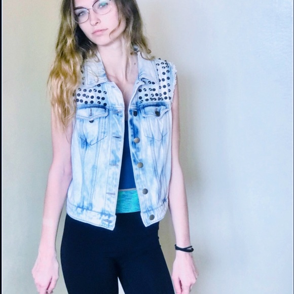 SOLD🚫✨Rare rockin’ 🎸distressed stud jean vest - Picture 2 of 6